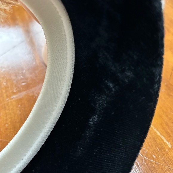 Vintage Black and White pillbox Hat- open top- bow at- black and white velvet - Picture 6 of 7